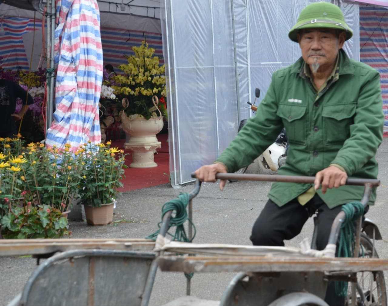 Những người chạy xe thồ, xe kéo, xe tải nhỏ len lỏi trong dòng người đang đi mua sắm: quất, hoa, cây cảnh...để chờ khách kêu chở thuê. Ảnh: Nguyễn Trường