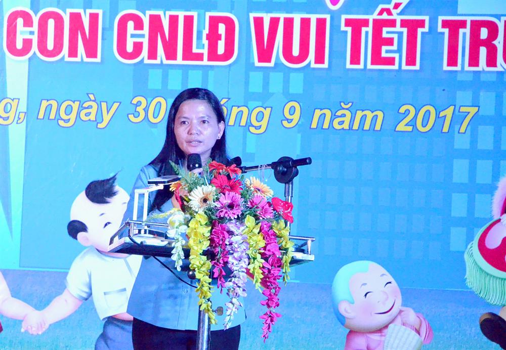 Sau màn vui chơi, thay mặt Ban tổ chức, bà Phan Thị Diễm - Phó Chủ tịch LĐLĐ An Giang đọc thư chúc mừng Tết Trung thu của Chủ tịch Nước gởi các cháu thiếu niên, nhi đồng.