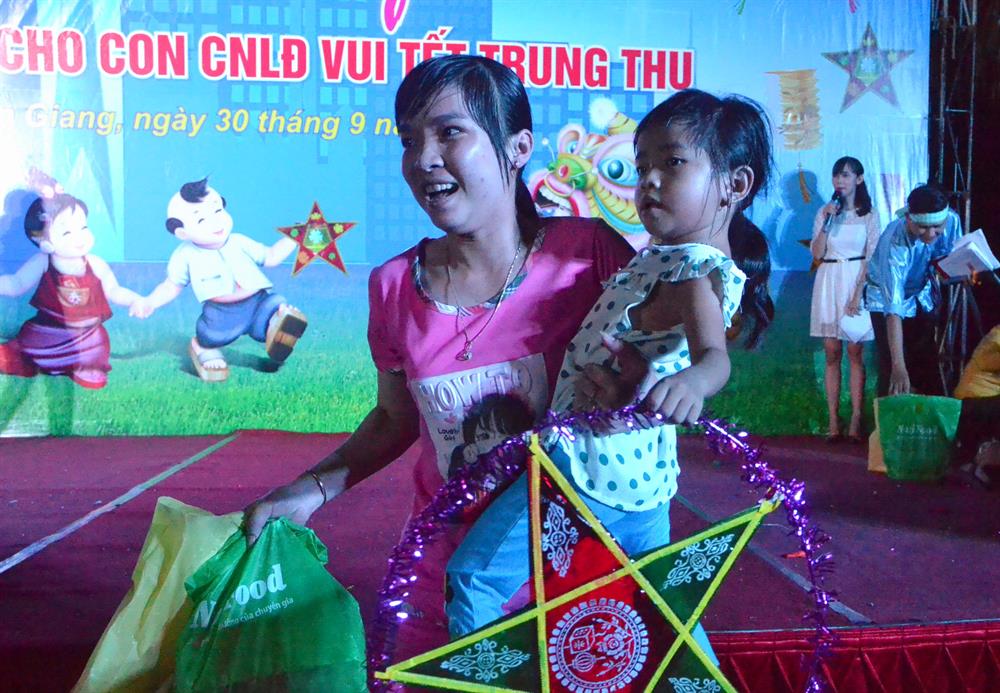 Không chỉ có trẻ em, mà nhiều bậc phụ huynh là đoàn viên CĐ cũng rất vui mừng trước món quà ý nghĩa của tổ chức CĐ mang lại.