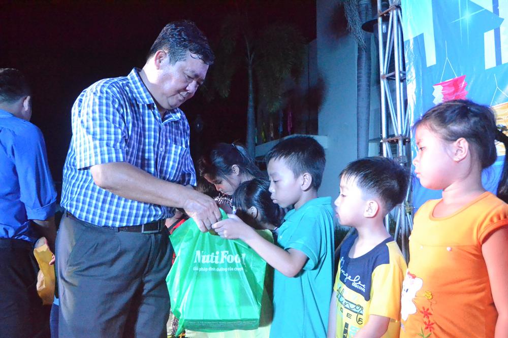 Ông Phan Văn Tuấn - Phó Giám đốc Sở LĐTBXH An Giang trao quà cho các cháu.