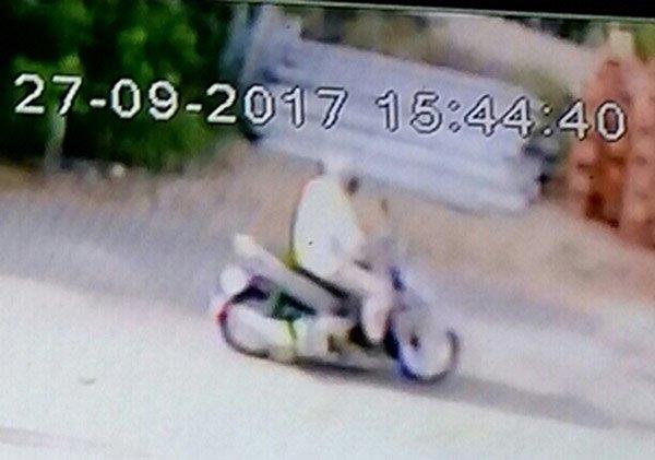 Hình ảnh nghi phạm cướp ngân ở Vĩnh Long trên đường tẩu thoát được camera an ninh ghi lại