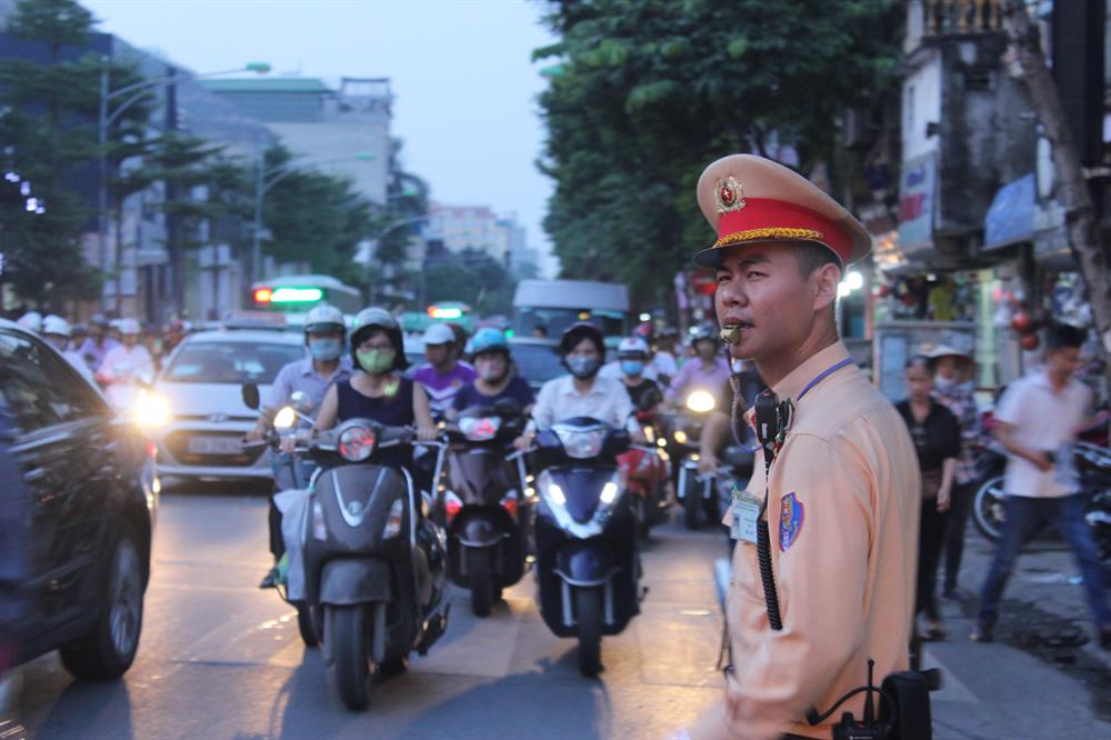 Lực lượng cảnh sát giao thông luôn phải căng mình điều tiết giao thông.