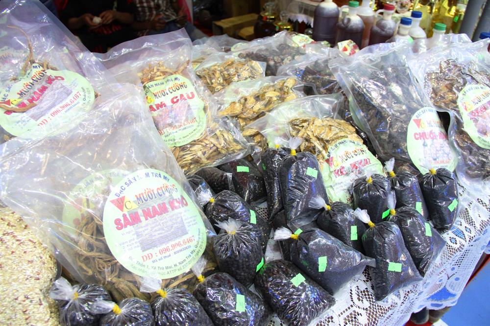 Các sản vật đặc trưng của núi rừng Quảng Nam cũng được bày bán tại phiên chợ. Ảnh: LP