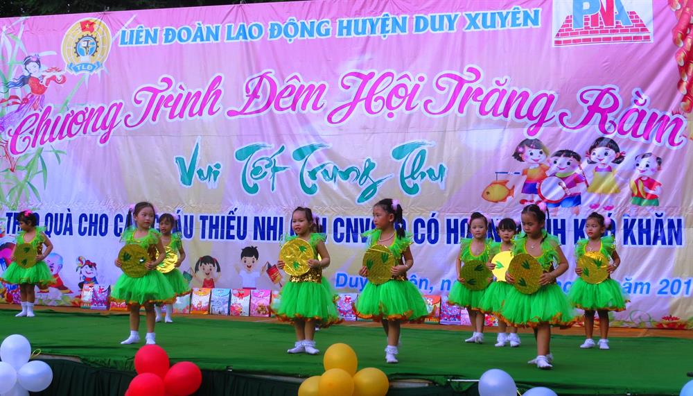 Chương trình văn nghệ vui hội trung thu do chính các em thiếu nhi thể hiện. Ảnh: NTP