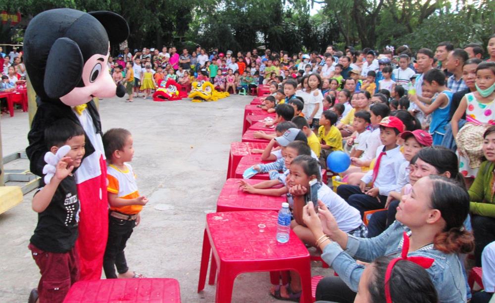 Các em thiếu nhi vui đùa cùng những nhân vật trong “Đêm hội trăng rằm“. Ảnh: NTP