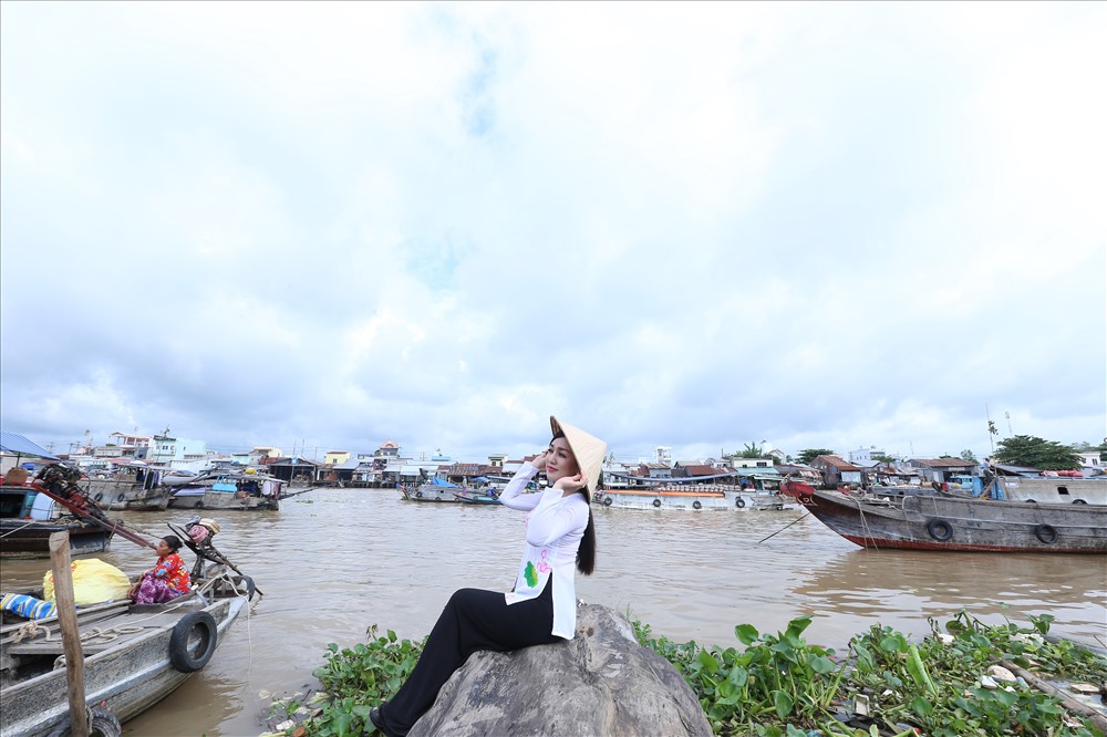 Hà Vân trong MV “Phiên chợ sông“. Ảnh: T.L