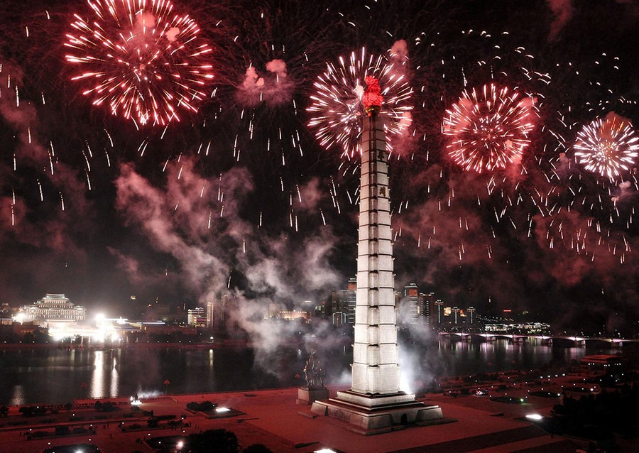 Pháo hoa rợp trời ở đài tưởng niệm Juche Tower tại trung tâm Bình Nhưỡng. Ảnh: AFP
