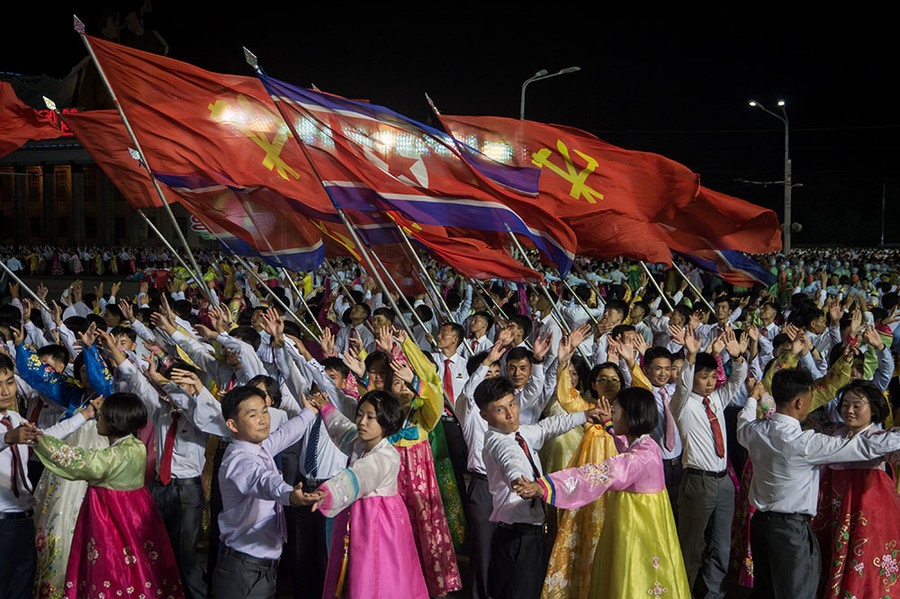 Hàng nghìn người thuộc các tầng lớp lao động, thanh niên, sinh viên Bình Nhưỡng trong đêm gala ở thủ đô. Ảnh: AFP