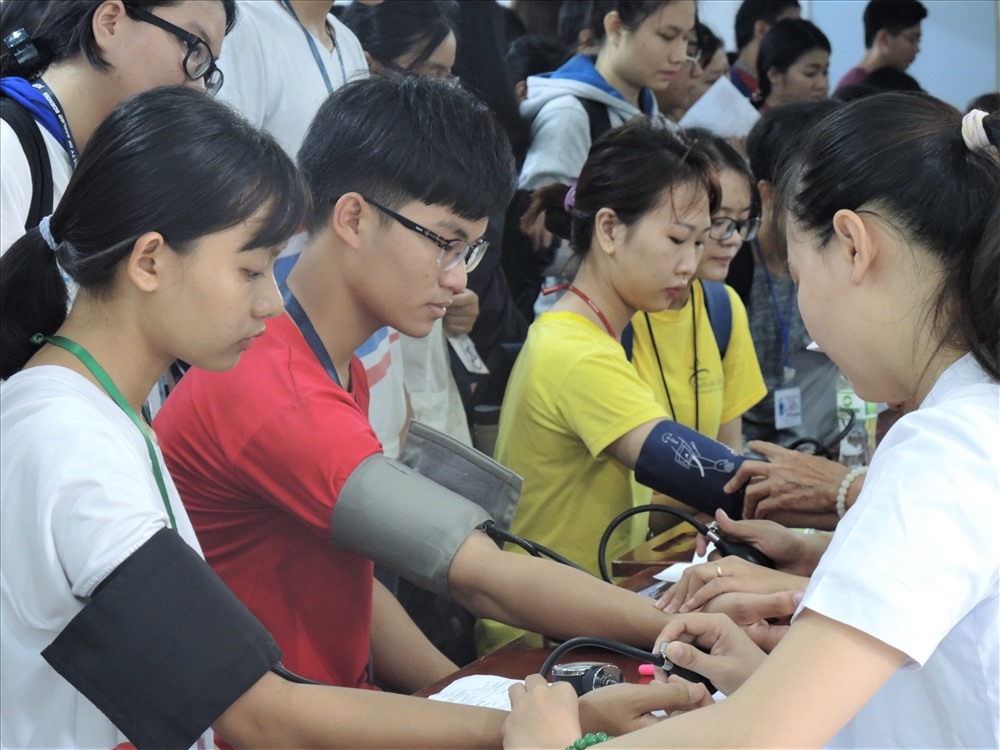 Đông đảo sinh viên tham gia hiến máu (ảnh K.Q)