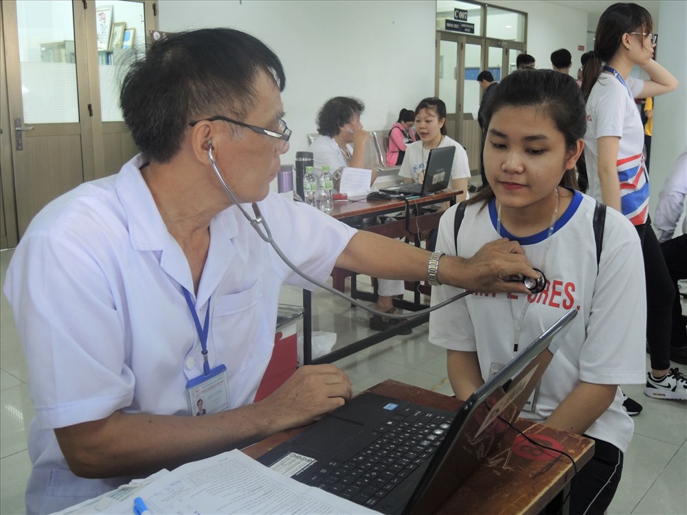 Sinh viên được kiểm tra sức khỏe trước khi hiến máu (ảnh K.Q)