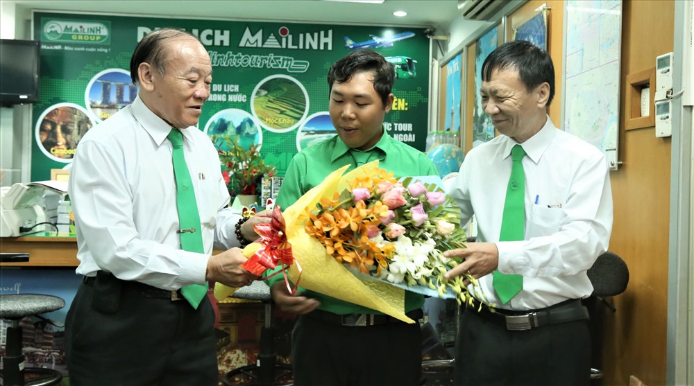 Đại diện Công đoàn của Mai Linh cũng tặng hoa chúc mừng nhân viên Đinh Hoàng Tâm.