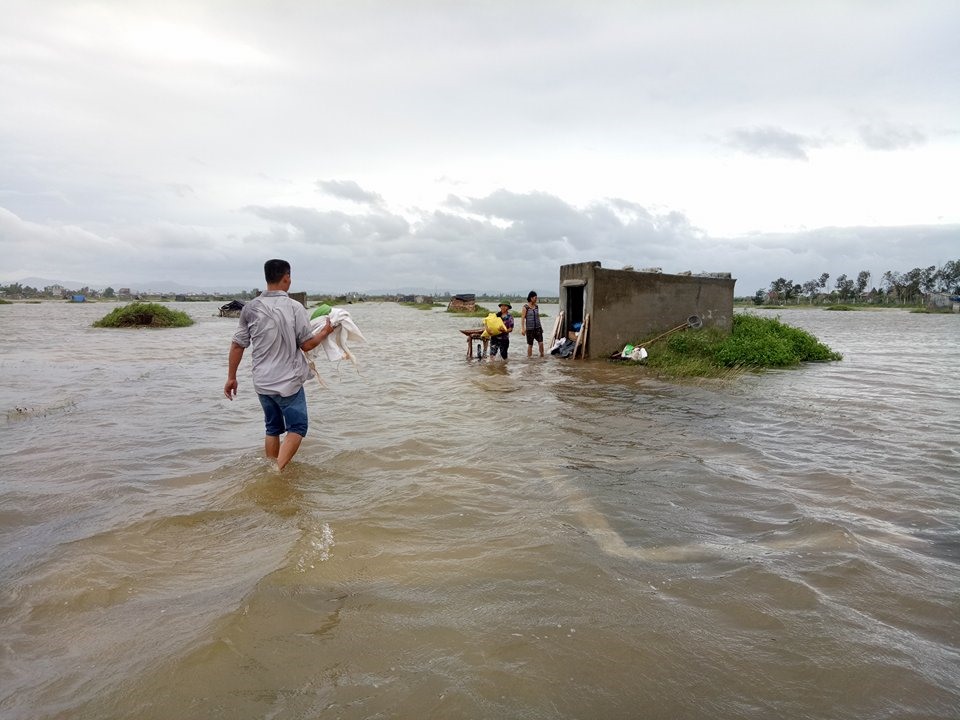 Chỉ một trận mưa to vào đêm 10/10, đã cuốn đi hàng chục tấn muối của người dân xã Diễn Kim, huyện Diễn Châu, Nghệ An. Ảnh: DK