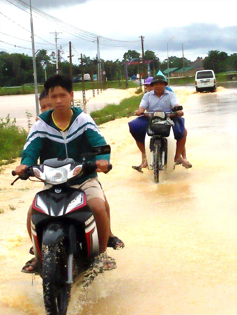 Mưa lũ làm nhiều tuyến đường ở Hương Sơn bị ngập. Ảnh: Minh Lý
