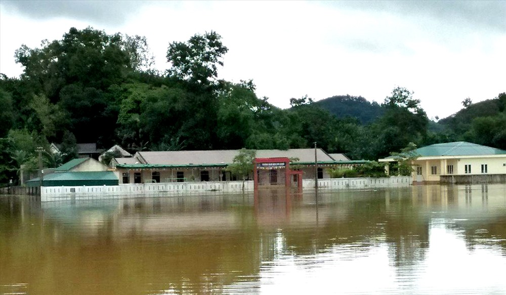 Trường Mầm non Sơn Giang ngập trong nước. Ảnh: Minh Lý