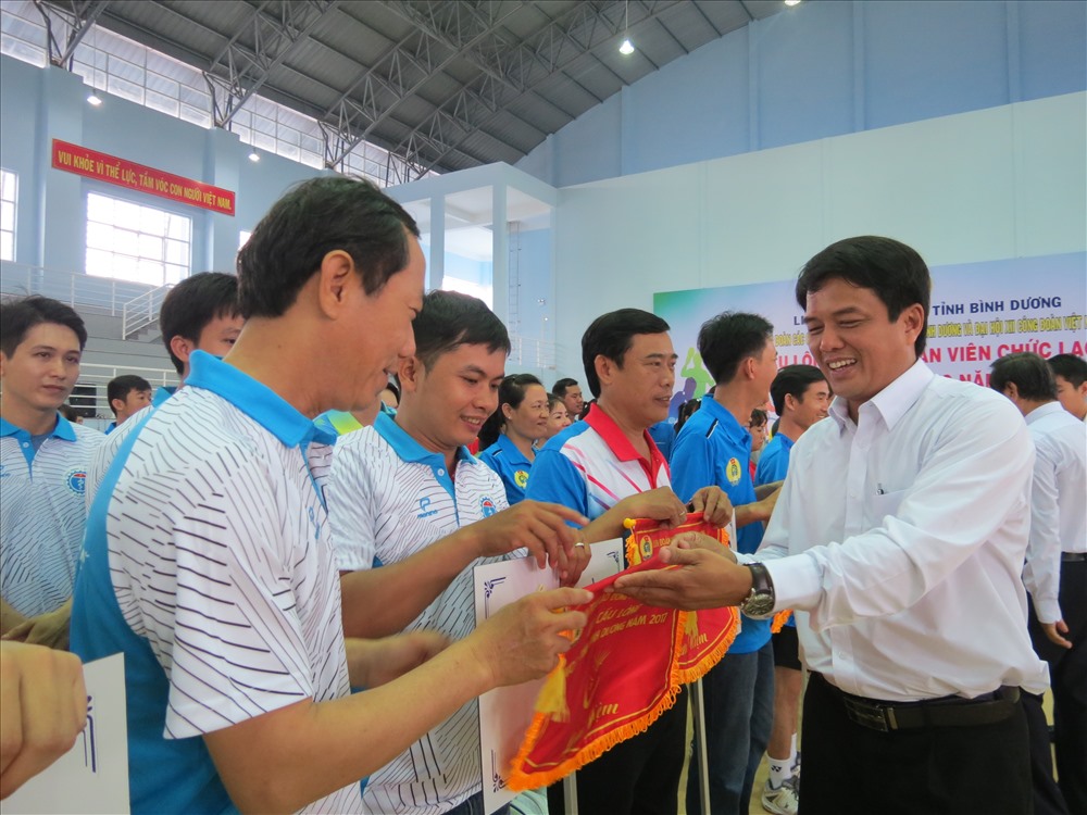 Ông Bùi Thanh Nhân - Chủ tịch LĐLĐ tỉnh tặng cờ lưu niệm cho các đội tham gia - Ảnh: L.T