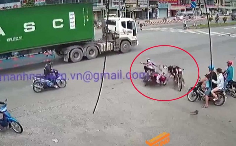 Nam thanh niên ngồi xe máy phóng tốc độ cao đã cố tình cắt mặt chiếc container sau đó đâm văng người đi xe máy khác trên đường