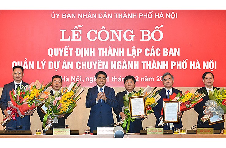Chủ tịch UBND TP.Hà Nội Nguyễn Đức Chung trao quyết định cho 5 giám đốc BQLDA chuyên ngành của thành phố ngày 31.12.2016. Ảnh: P.V