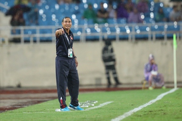 Sau trận đấu với Campuchia trên sân Mỹ Đình, HLV Mai Đức Chung đã nói lời chia tay các học trò đầy xúc động. Ảnh: H.T