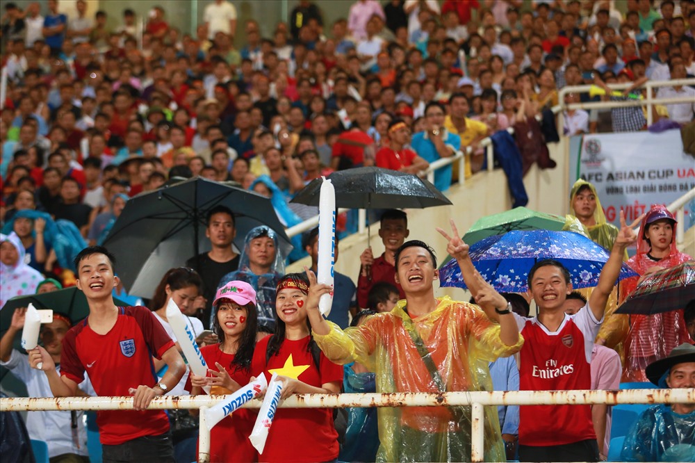 Các CĐV cổ vũ hết mình dưới mưa cho thầy trò HLV Mai Đức Chung. 