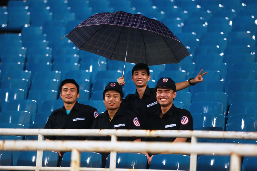 Những nhân viên bảo vệ cũng trở thành các khán giả đặc biệt trong đêm mưa Mỹ Đình.