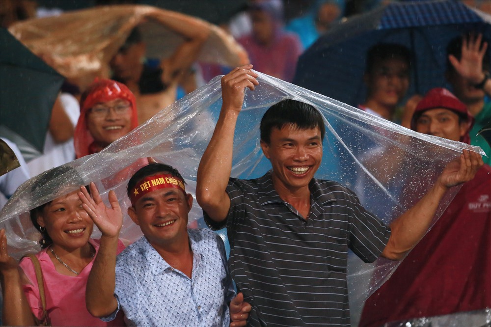 HLV Mai Đức Chung chia sẻ, trước trận đấu ông và các học trò rất lo vì trời mưa sẽ khiến khán giả đến sân ít. Tuy nhiên khi bước ra sân, toàn đội đã cảm nhận một cách rõ nét tình cảm của người hâm mộ dưới cơn mưa nặng hạt.