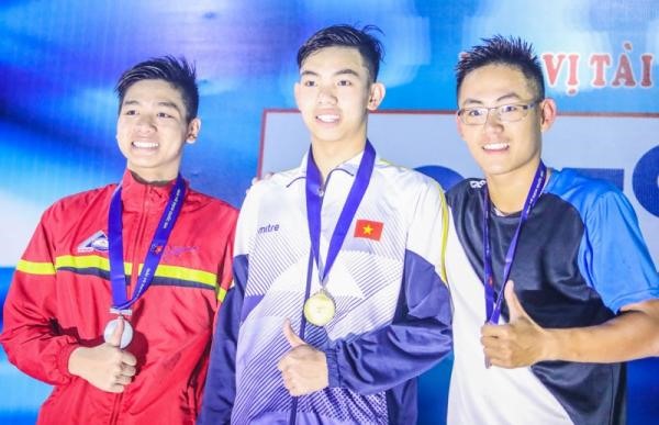 Huy Hoàng (giữa) phá đến 3 kỉ lục quốc gia, thậm chí nội dung 15..m tự do nam anh còn vượt qua kỉ lục của mình tại SEA Games 29.