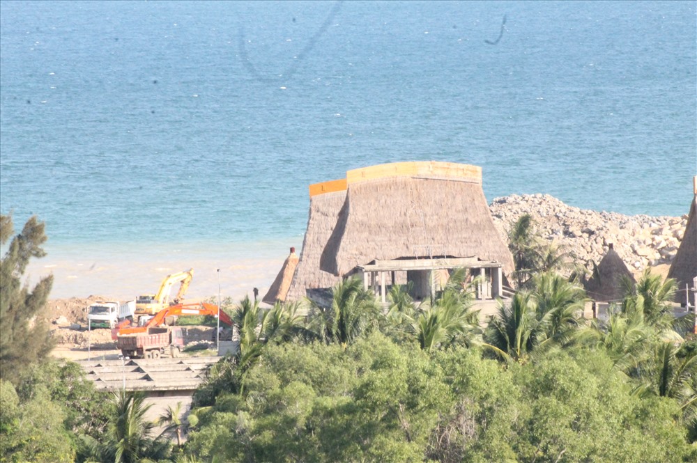 Dự án Khu nghỉ dưỡng Champarama Resort & Spa đổ hơn 17.000 m2 đất, đá lấn vịnh Nha Trang. Ảnh: PV