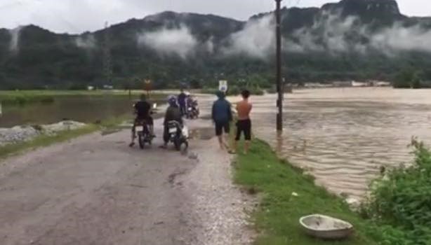 Cây cầu nối huyện Mộc Châu đi Sơn La bị lũ cuốn trôi (Ảnh: CTV)