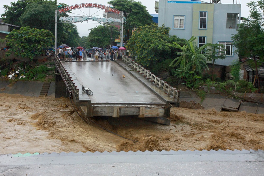 Cầu Thia tại thị xã Nghĩa Lộ (tỉnh Yên Bái) bị nước lũ cuốn trôi.  Ảnh: PV