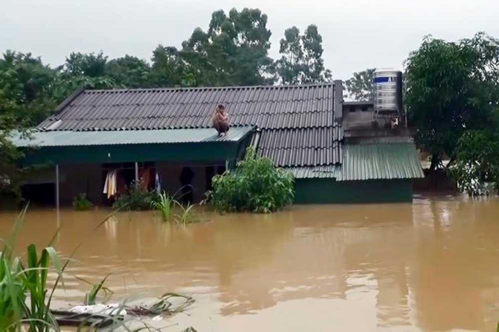 Người dân ở Tam Nông (Phú Thọ) bị cô lập bởi nước lũ. Ảnh: P.V