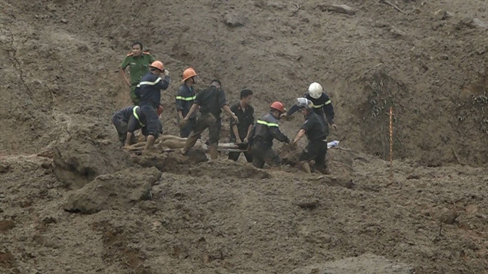 Thi thể nạn nhân thứ 8 được lực lượng cứu hộ tìm thấy dưới đống đất đá