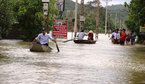 Người dân xã Tượng Sơn, huyện Nông Cống dùng thuyền di chuyển trên đường. Ảnh: Lam Sơn.