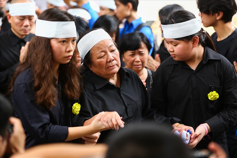 Cô Oanh, Vợ thầy Văn Như Cương thẫn thờ vì từ nay cô mất đi một chỗ dựa, người đã cùng mình nắm tay đi qua 56 mùa khai giảng, với bao kỷ niệm vui buồn.