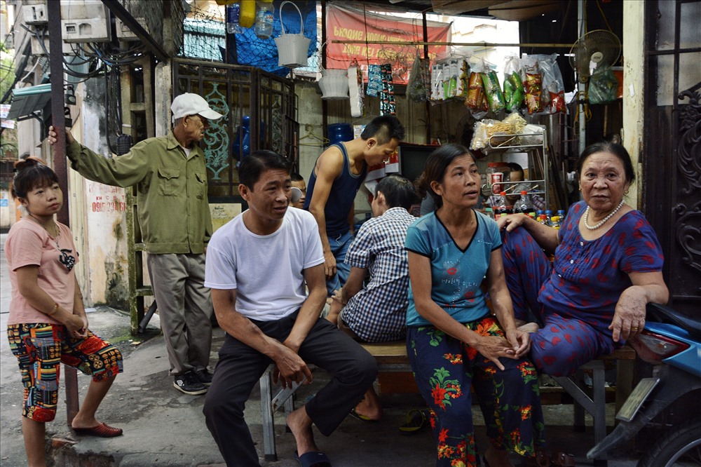 Thường ngày, mọi người đều tản ra mỗi người một việc, không đi chạy thận thì cũng đi kiếm việc làm thêm nên khoảnh khắc đông đủ mọi người là rất ít. Chỉ những lúc họp xóm hay nhận quà từ thiện thì mọi người mới có cơ hội quay quần bên nhau trò chuyện.Không ai ở đây biết trước được ngày mai sẽ ra sao, nhưng chỉ cần cuộc sống vẫn tiếp diễn, chúng ta sẽ luôn có ngày mai để hi vọng và những người chạy thận ở đây đang kiên trì sống đến phút cuối cùng.