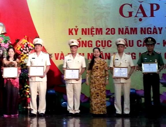 Phó Chủ tịch Tổng LĐLĐVN Nguyễn Thị Thu Hồng trao tặng Kỷ niệm chương “Vì sự nghiệp xây dựng tổ chức CĐ” của Đoàn Chủ tịch cho các cán bộ lãnh đạo, cán bộ CĐ. Ảnh: VN