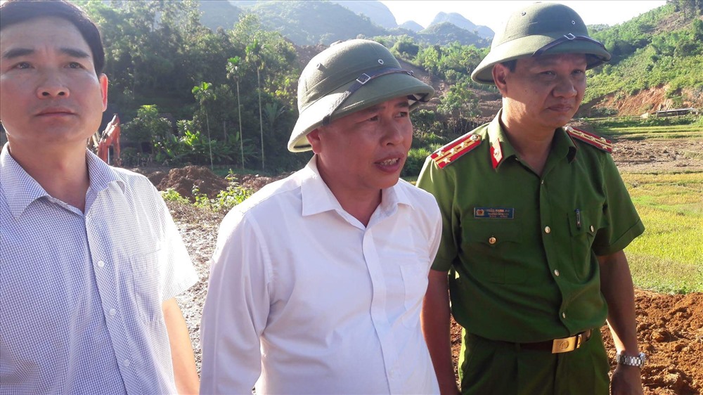 Chủ tịch UBND Huyện Tân Lạc (đứng giữa) có mặt tại điểm sạt lở chỉ đạo công tác tìm kiếm nạn nhân.