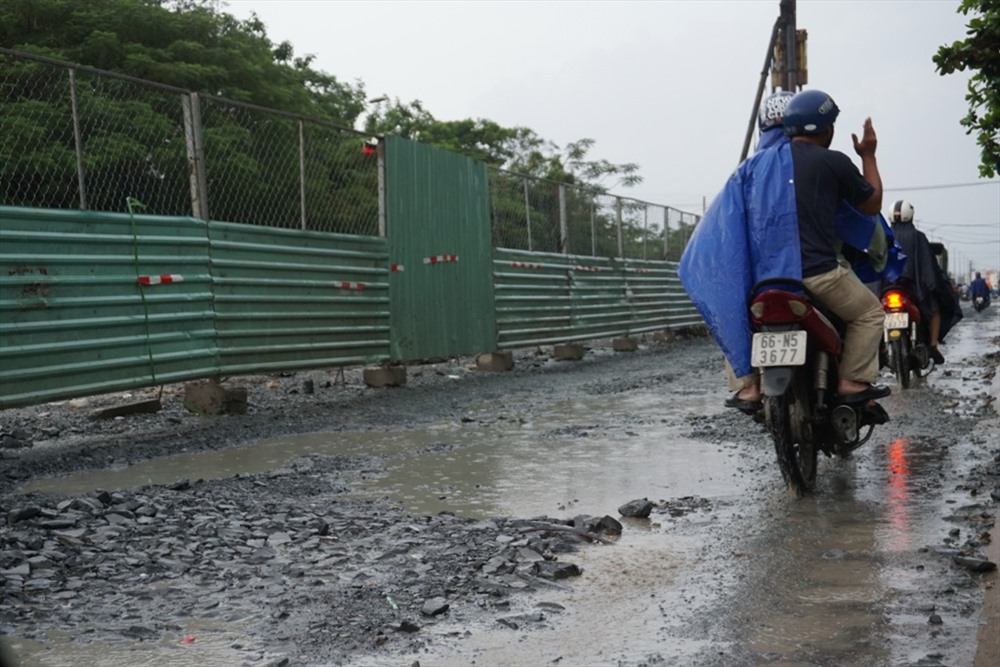 Đoạn đường Phạm Hùng bị băm nát từ khi thi công dự án cải thiện môi trường TP khiến con đường này đầy bụi khi nắng và lầy lội khi mưa.