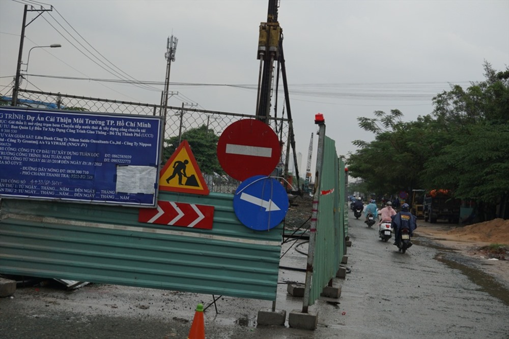 Theo ghi nhận, một đoạn đường Phạm Hùng dài khoảng 500m (gần giao lộ Phạm Hùng-Nguyễn Văn Linh) bị rào chắn hơn nửa phần đường cả hai hướng để thi công mở rộng trạm bơm chuyển tiếp nước thải và và xây dựng cống chuyển tải (thuộc dự án cải thiện môi trường thành phố). 