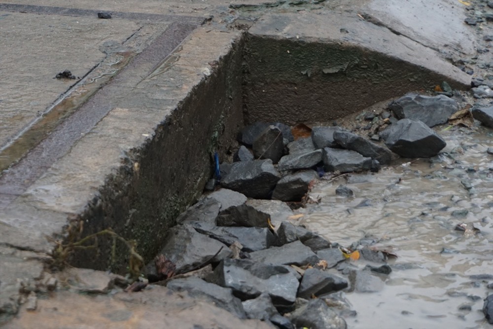 Đất đá lấp đầy miệng cống khiến trời mưa nước không thoát được động lại lâu ngày trên đường ảnh hưởng đến lưu thông.