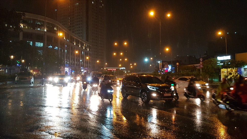 Nạn ngập nước, kẹt xe mỗi khi mưa lớn trên đường Nguyễn Hữu Cảnh đã chấm dứt sau khi máy bơm được ký hợp đồng nguyên tắc và đi vào vận hành. Ảnh: Trường Sơn