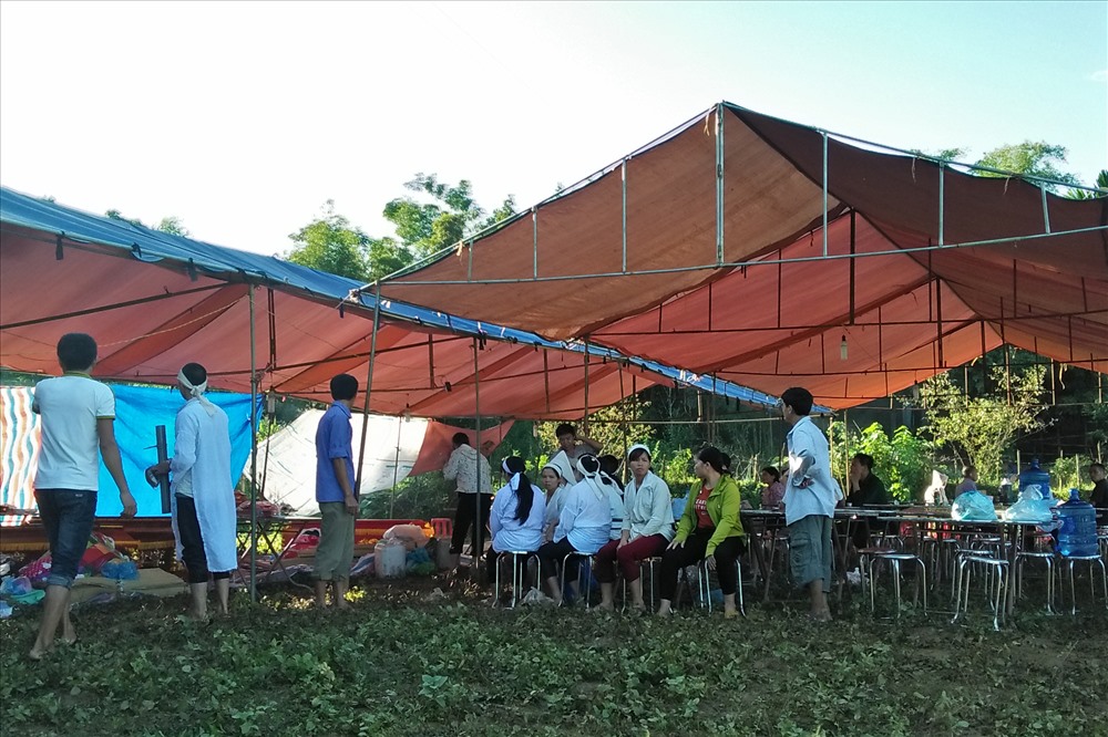 Những đám tang tạm bợ.