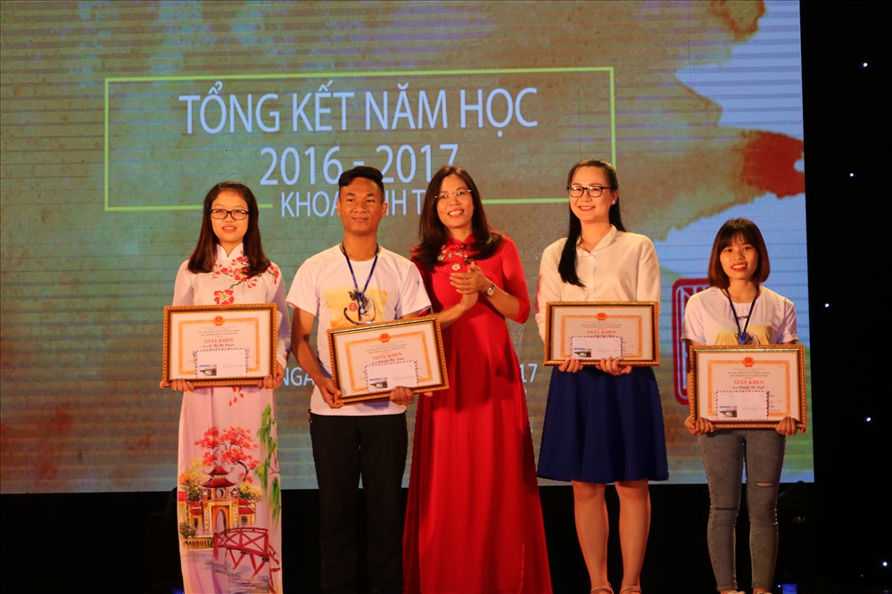 Cô Nguyễn Thị Kim Thu trao phần thưởng cho các bạn sinh viên có thành tích xuất sắc
