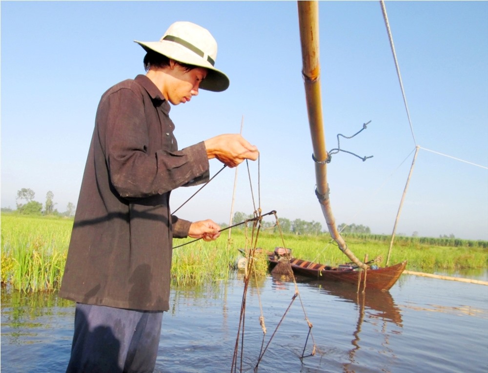 Anh Nguyễn Văn Toàn - ngụ ấp 4, xã Hòa Mỹ, huyện Phụng Hiệp, Hậu Giang - có gần 10 năm làm nghề đẩy côn bắt cá lóc.