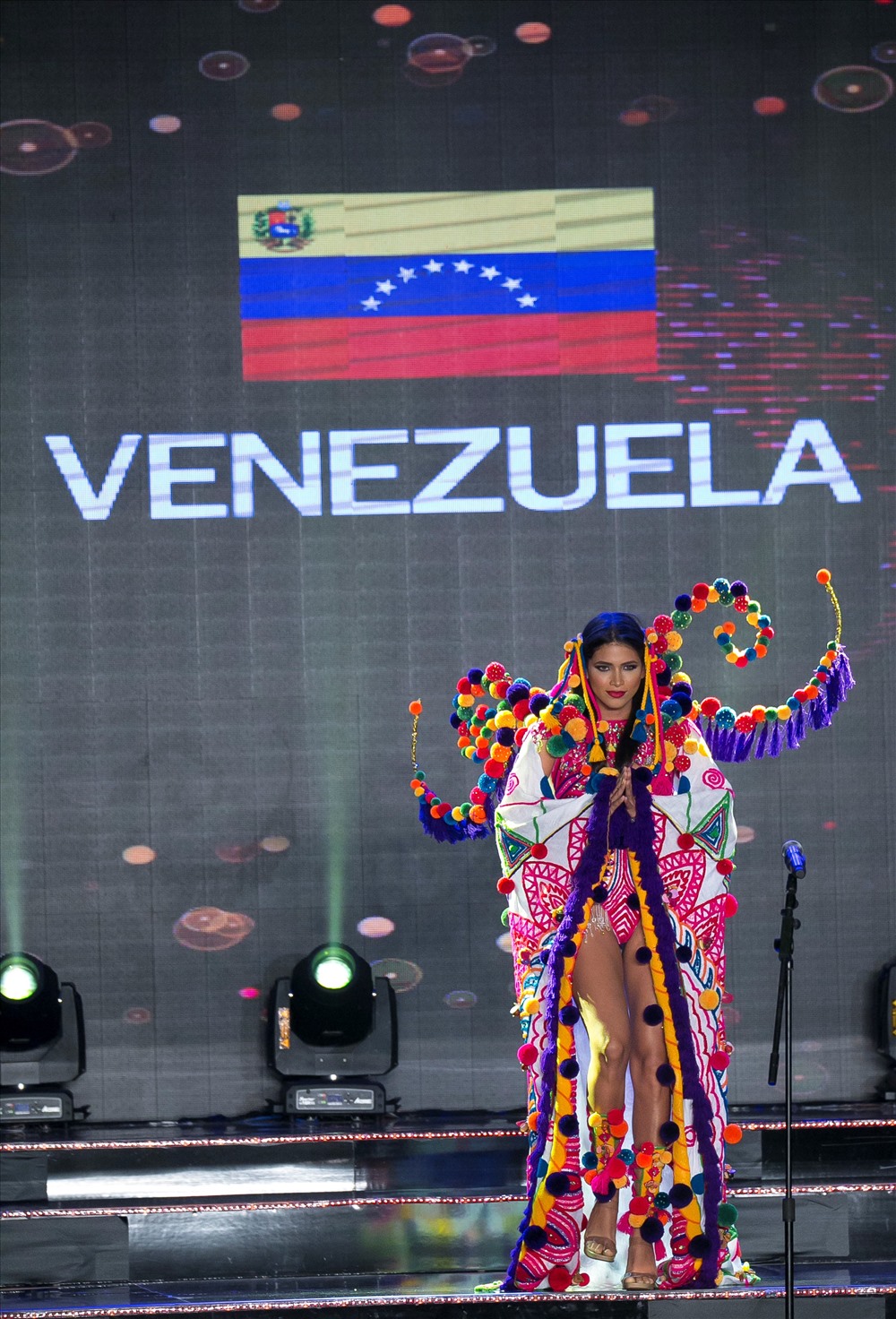 Người đẹp đến từ Venezuela nổi bật với những sắc màu rực rỡ.