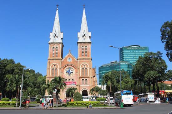 Du khách thăm nhà thờ Đức Bà tại TP Hồ Chí Minh. Ảnh: T.L
