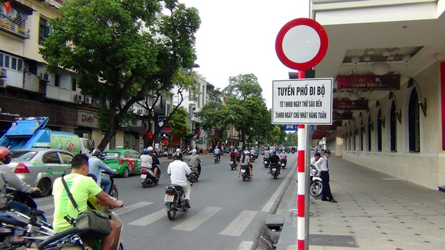 Hà Nội cấm phương tiện lưu thông trên một số tuyến phố thuộc địa bàn quận Hoàn Kiếm phục vụ phố đi bộ.