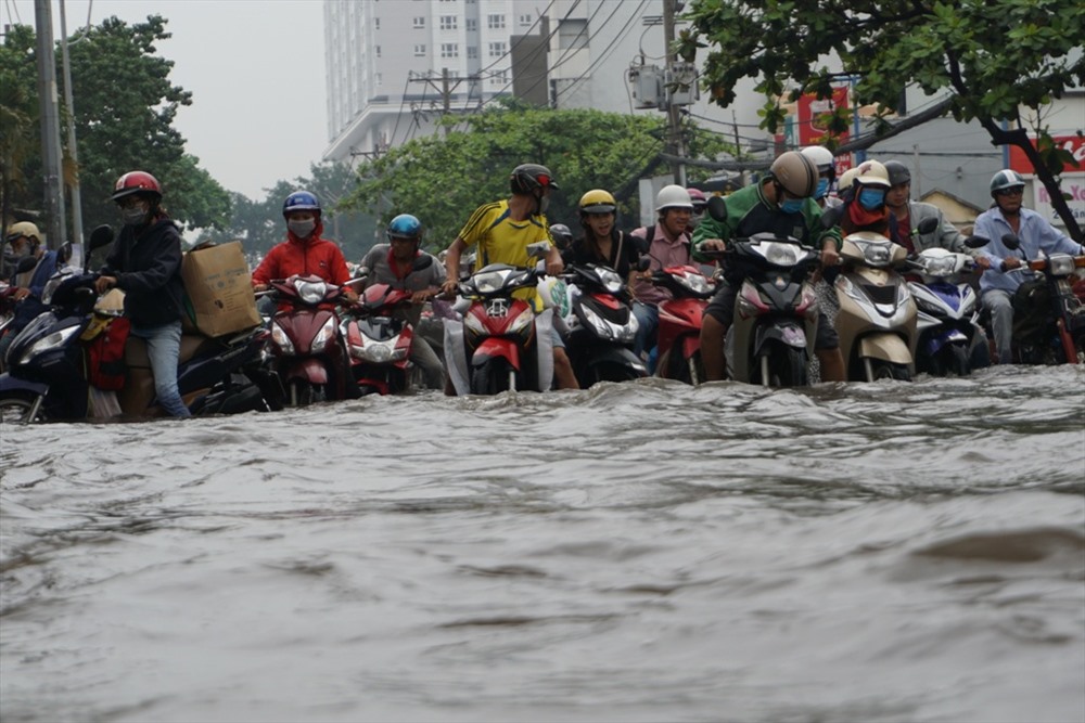 Đường Nguyễn Xí như một biển nước, giao thông hỗn loạn, nhiều người bị trễ giờ học, giờ làm.