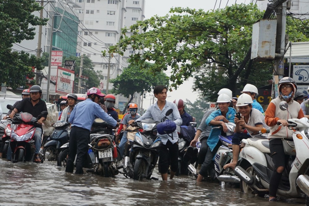 Đường Nguyễn Xí ngập nặng khiến người dân không dám di chuyển.