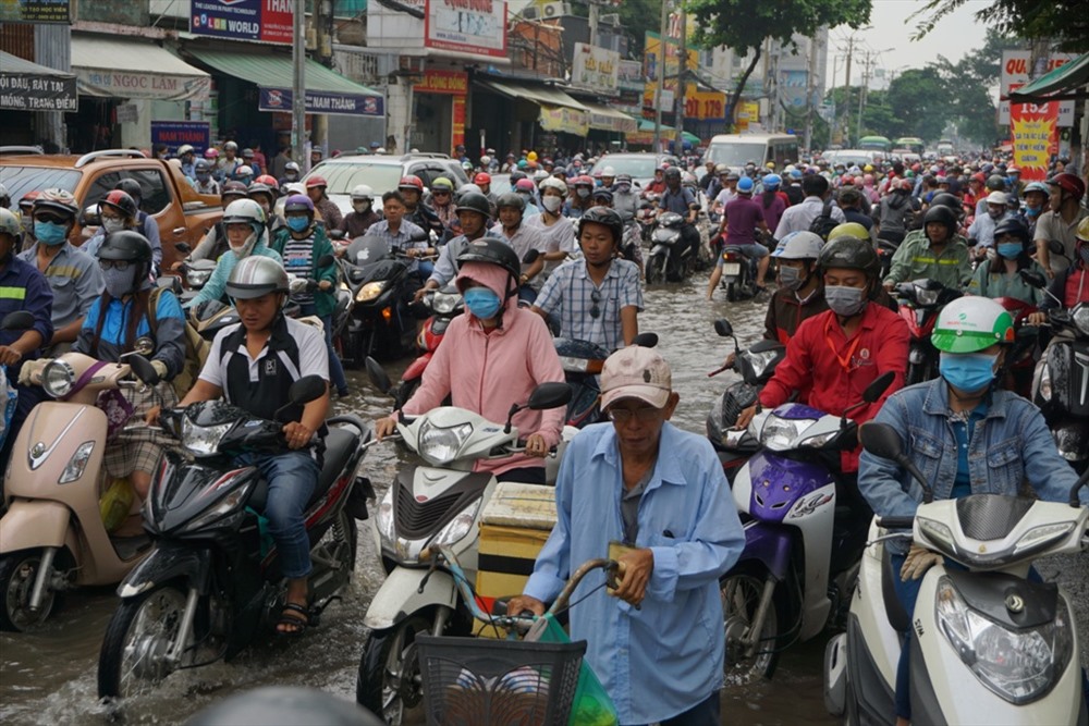 Giao thông hỗn loạn trên đường Nguyễn Xí.