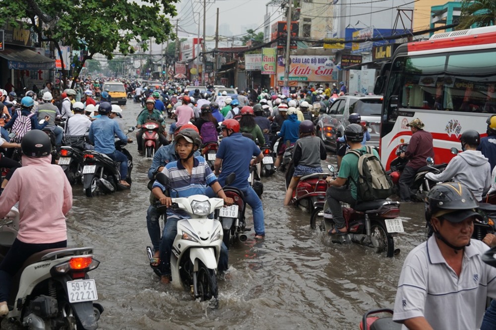 Người dân nơi đây cho biết sáng sớm nước đã rút nhưng sau đó triều cường lên nước gây ngập lại.